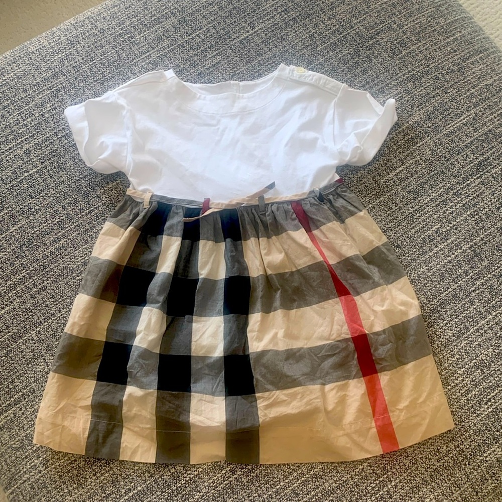 Size 4t Burberry dress. Great condition- worn once!